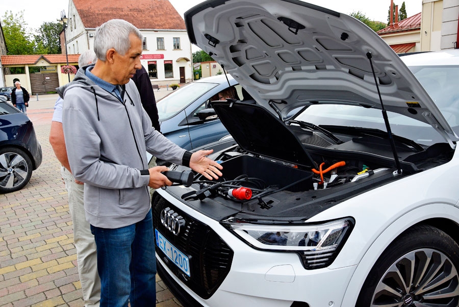 Arnis Bergs rallijā devās ar «Audi e-tron», viņš interesentus iepazīstināja ar elektromobiļu uzlādes iespējām.
Autors: Ivars Bogdanovs