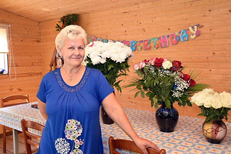 Dzimšanas dienas ziedus Tamāra Leitere jau saņēmusi, taču svinēšana mājās būs sestdien.
Autors: Ivars Bogdanovs
