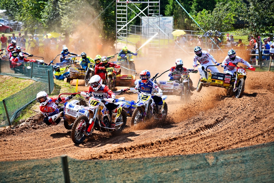 Pīlādžu mototrasē Stelpē otrajā līkumā Džulians Veldmans (5. numurs) izstūma malā Etjēna Baksa un Kaspara Stupeļa ekipāžu. Tas gan viņam nepalīdzēja – E. Bakss un K. Stupelis trasē vēlāk Dž. Veldmana ekipāžu apdzina.
Autors: Uldis Varnevičs