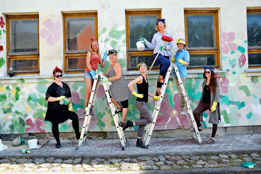 Mākslinieces Dārta Stafecka (no kreisās), Aija Straume, Laura Matilde Ikerte, Laura Elizabete Gislere, Līga Jansone, Inese Mežkaze un Laima Grigone plenēra pirmajā dienā sāka apgleznot vecās pirts fasādi, bet vēlāk gleznojumu turpināja arī uz ēkas austrumu puses sienas.
Autors: Ivars Bogdanovs