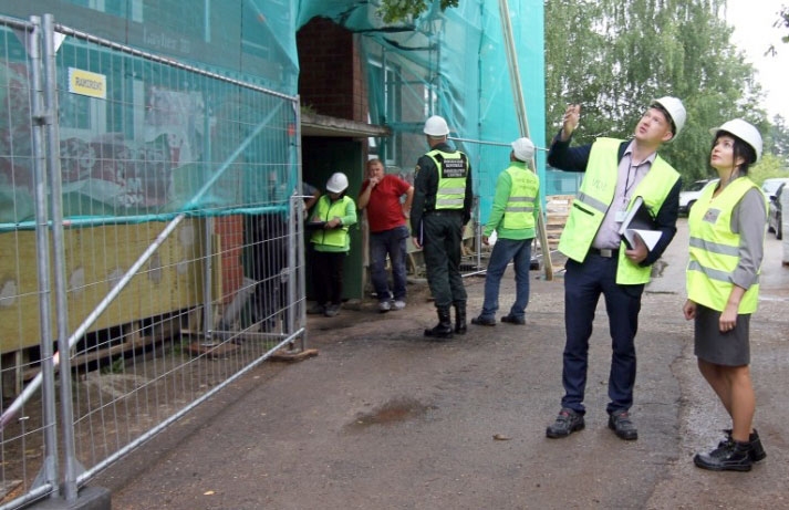 Labklājības ministre Ramona Petraviča kopā ar Valsts darba inspekcijas un VDI Zemgales reģionālās nodaļas vadību, inspektoriem un Latvijas Robežsardzes struktūrvienību pārstāvjiem 22. jūlijā pārbaudes reidā apmeklēja būvniecības objektu Vecumniekos
Autors: Publicitātes foto