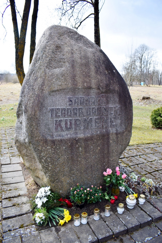 Kurmenē pie piemiņas akmens sarkanā terora upuriem ļaudis pulcējas arī valsts svētkos un citās atceres reizēs.
Autors: Žanna Zālīte