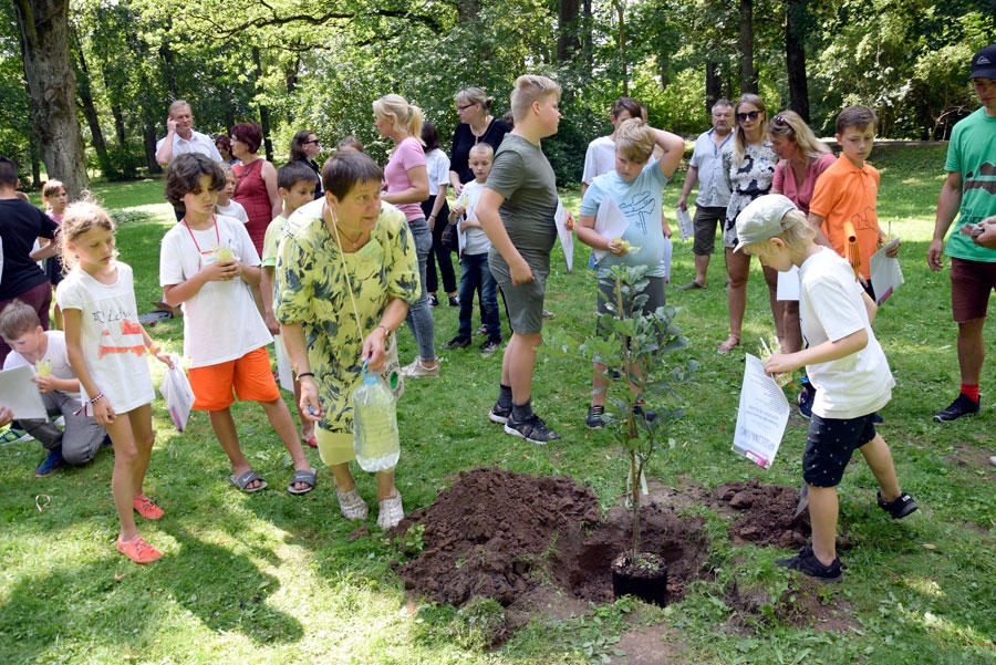 Iecavas parkā nometnes dalībnieki iestādīja ozoliņu – atmiņai un apziņai par piederību Latvijai. Centrā – sieviešu kluba «Liepas» vadītāja Agita Hauka.
Autors: Ivars Bogdanovs