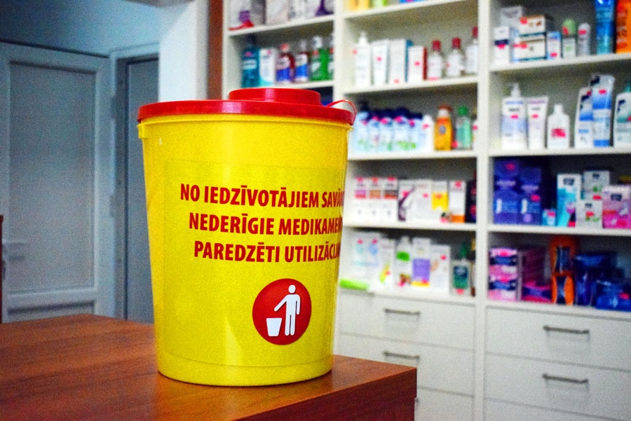 Aptieka «Mārsils» Vecumniekos ir vienīgā zāļu tirgotava novadā, kur pieejams konteiners nederīgo medikamentu ievietošanai.
Autors: Žanna Zālīte