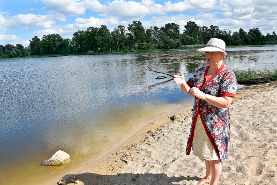 Rundāliete Daina Bergmane tveicīgajā vasarā peldas trīs reizes dienā. Sākotnēji pie ūdens varēja nokļūt pa stāvu krastu, ieķeroties izliekušajās liepu saknēs, lai neieslīdētu ūdenskrātuvē. 
Autors: Ivars Bogdanovs