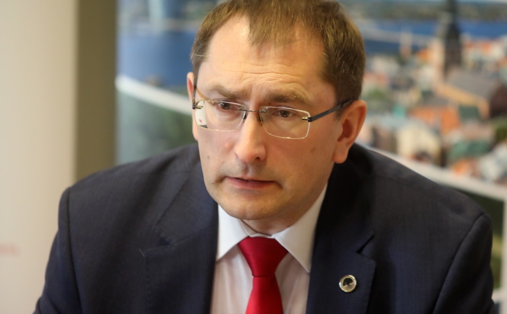 Autoceļu finansēšanai satiksmes ministrs Tālis Linkaits (JKP) pieļauj iespēju celt akcīzes nodokli dīzeļdegvielai.
Autors: jauns.lv