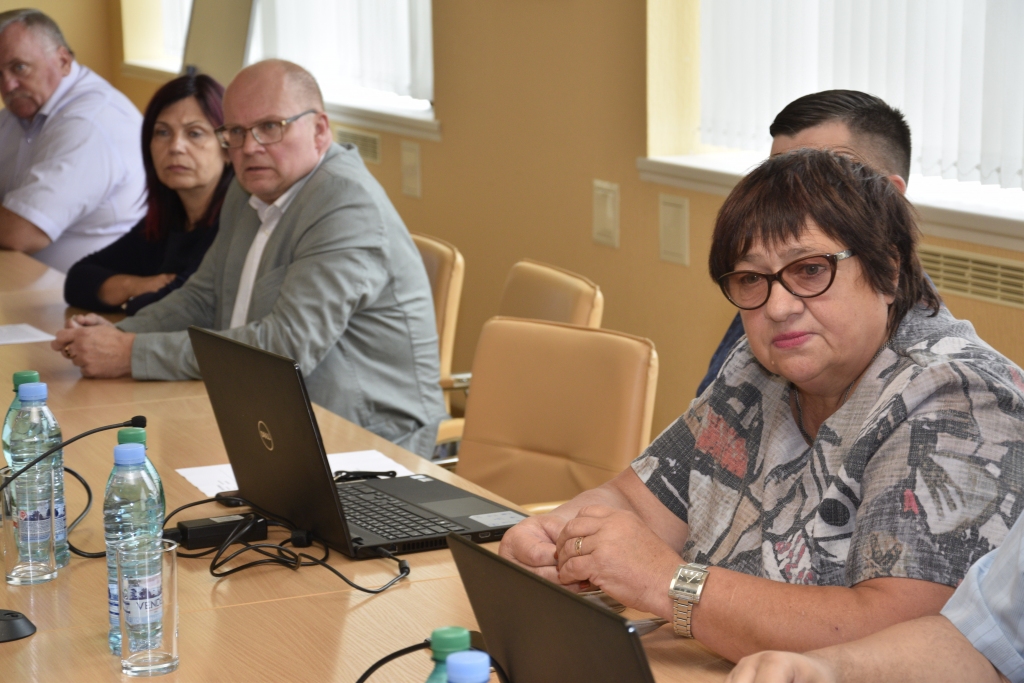 Deputāte Rudīte Čakāne (no labās) kā brunaviete ļoti emocionāli uztvēra šī jautājuma izskatīšanu.
Autors: Ivars Bogdanovs