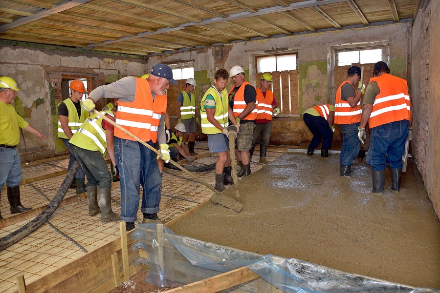 Bauskas baptistu draudzes locekļi būvē baznīcu kopā ar viesiem no ASV.
Autors: Ivars Bogdanovs