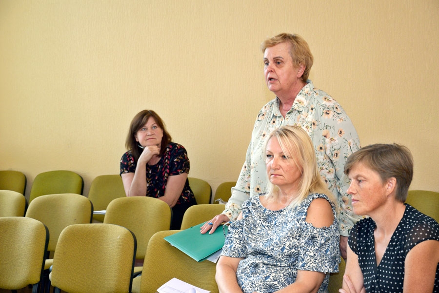 Mežgaļu sākumskolas direktore Solvita Putele (no labās) vēl līdz pēdējam brīdim domāja, ka situācija uzlabosies un radikāls lēmums nebūs jāpieņem. Tikusi izskatīta iespēja mācību procesu organizēt mazākajā ēkā, lielāko atstājot tukšu, jo tās uzturēšana nebūtu lietderīga. Taču arī tai bērnu skaits nav bijis pietiekams.
Autors: Ivars Bogdanovs