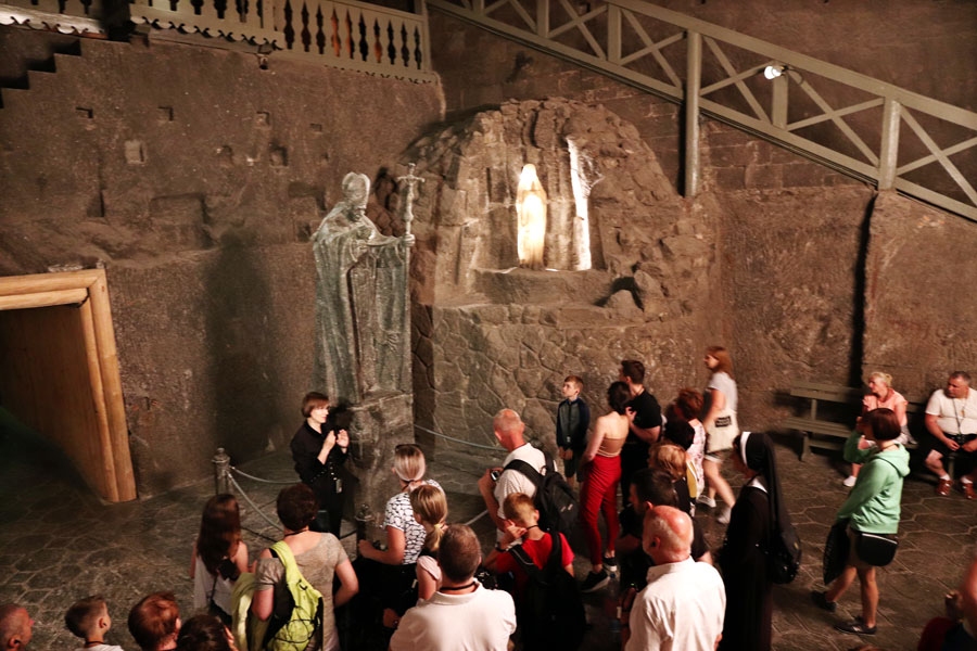 Pāvests Jānis Pāvils II, īstajā vārdā Karols Juzefs Vojtila, Polijā joprojām cienīts, apbrīnots un mīlēts. Viņa sālī veidotā skulptūra rotā Svētās Kingas kapelu, kas Veļičkas raktuvēs  izveidota 1896. gadā.
Autors: Jūnass Palms