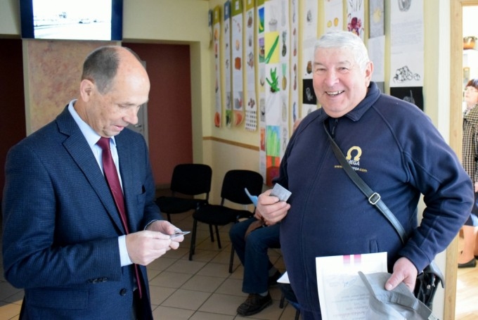 1991. gada barikāžu muzeja direktors Renārs Zaļais (no kreisās) šogad pavasarī jau bijis Vecumniekos, kur izsniegtas barikāžu dalībnieku statusu apliecinošas apliecības.
Autors: no 