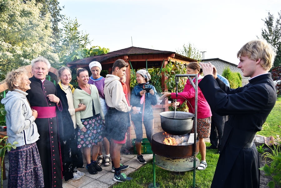 Liepājas svētceļniekus Bauskas katoļu baznīcas dārzā sagaida monsinjors Jānis Zviedrāns (otrais no kreisās) un Rīgas Katoļu garīgā semināra students praktikants Armands Smiltiņš (no labās). Pirmā no kreisās – 81 gadu vecā svētceļniece Anna Apine.
Autors: Uldis Varnevičs