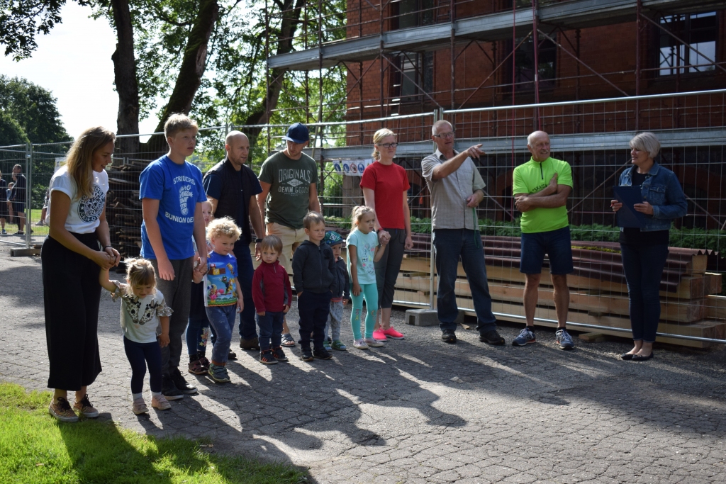 Izrādot godu Skaistkalnei, lieli un mazi par katru gadu skaitli noskrēja vienu metru.
Autors: Žanna Zālīte