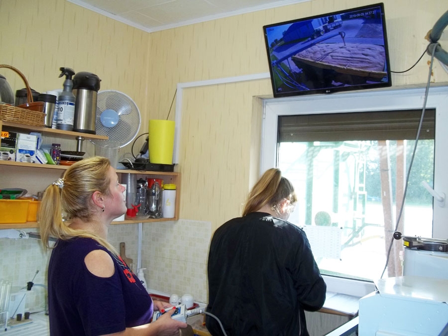 SANITA MARKEVIČA, kooperatīva «Saimnieks-V» grāmatvede un produkcijas realizācijas speciāliste, strādā ar pulti, uz ekrāna vērojot graudu paraugu ņemšanu.
Autors: Ruta Keiša