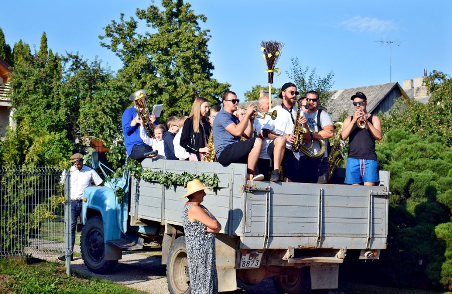Skaistkalni pieskandināja kravas auto kastē sakāpušie muzikanti, kuri vareni taurēja un bungoja.
Autors: Žanna Zālīte