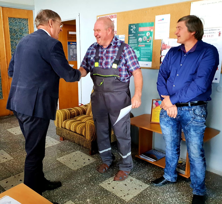 Romualds Ražuks, Latvijas Tautas frontes pēdējais priekšsēdētājs, Barikāžu dalībnieku biedrības valdes loceklis, pārlapojot pateicības rakstus, priecīgs nosaka, ka, pēc uzvārdiem spriežot, pulka viņa tautiešu dzīvojot šaipusē. Īpaši priecīgs, saņemot pateicības rakstu, par uzrunu lietuviešu valodā bija barikāžu dalībnieks ceraukstietis Jānis Kristapovičs (vidū).
Autors: Sandra Danosa