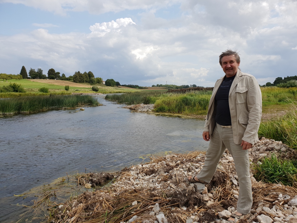 Valērijs Gabrāns izrāda talkošanas vietu.
Autors: www.bauskasdzive.lv