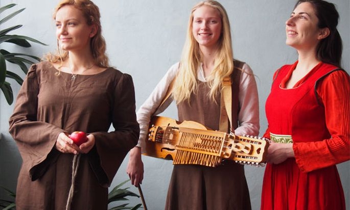 Dārta Treija un Aija Veismane (balsis, perkusijas), un Adriana Marta Gotlube (nikelharpa jeb taustiņvijole.
Autors: Publicitātes foto.