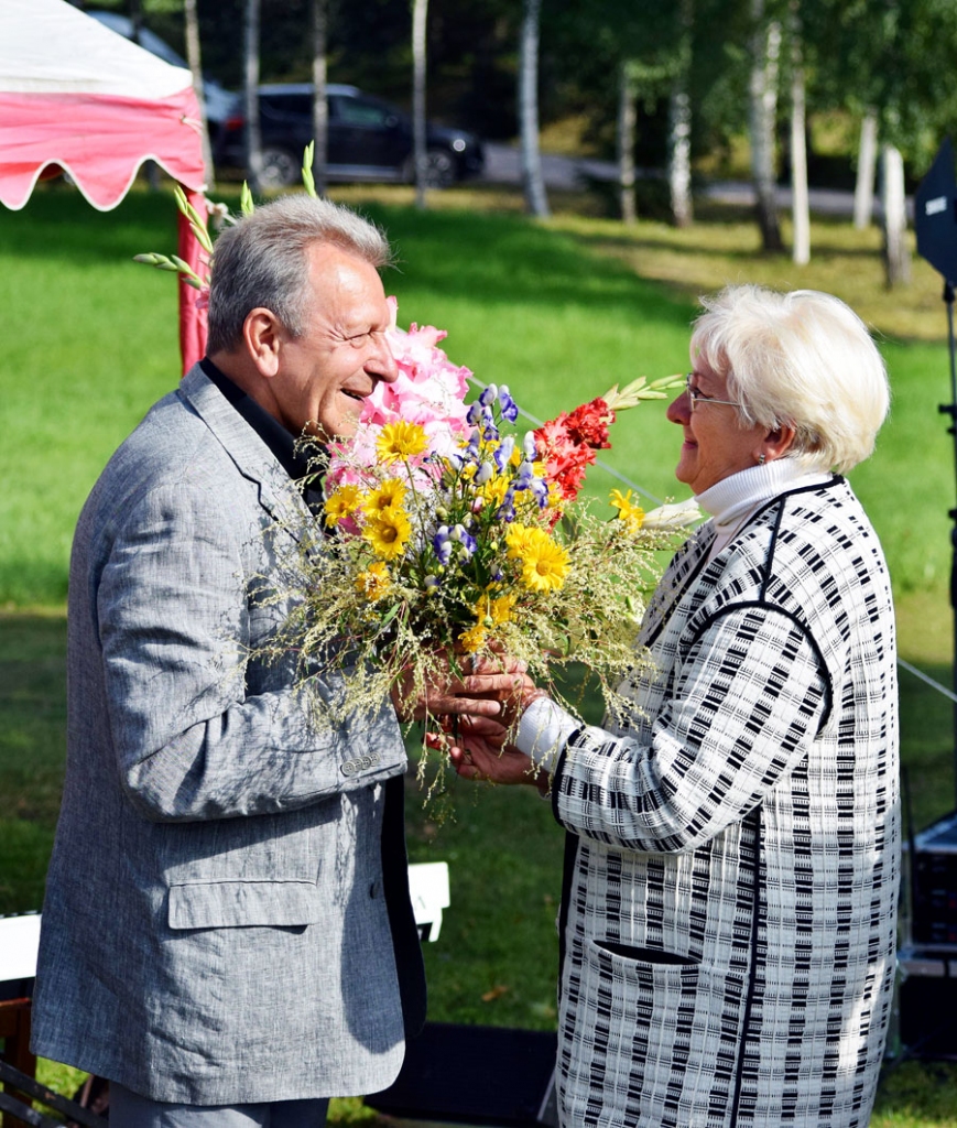 Prēmijas laureāts Jānis Skanis saņēma daudz sirsnīgu sveicienu.
Autors: Žanna Zālite