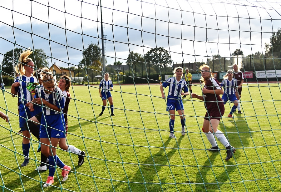 Renāte Gaugere (no kreisās) spēlē ar SK «Imanta» guva divus vārtus.
Autors: Uldis Varnevičs