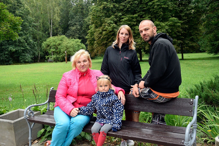 Gundega Kaulene kopā ar dēlu Gundaru, vedeklu Marutu un jaunāko mazmeitu Eimiju – dēla Jāņa meitiņu.
Autors: Ivars Bogdanovs