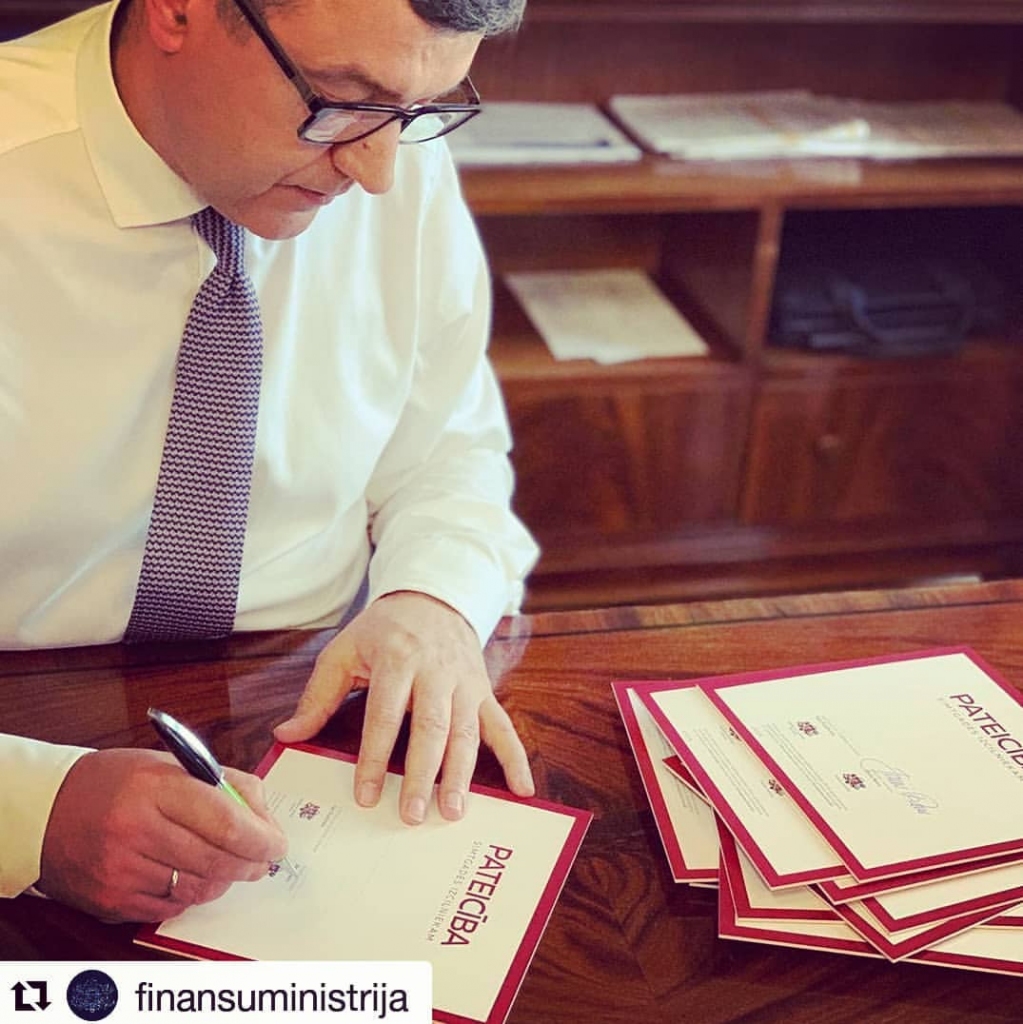 «Latviju veido mūsu domas, darbi un mūsu ikdienas ieguldījums tās labklājībā. Simtgades stipendijai pieteiktie izcilnieki ir drošs kompass uz arvien labāku savu un valsts nākotni. Tas ļauj būt lepniem par stipru jauno paaudzi, kura, nosakot augstus mērķus, uzrāda spožus sasniegumus un ļauj panākt vēlamo rezultātu,» norāda Finanšu ministrs Jānis Reirs.
Autors: Publicitātes foto.