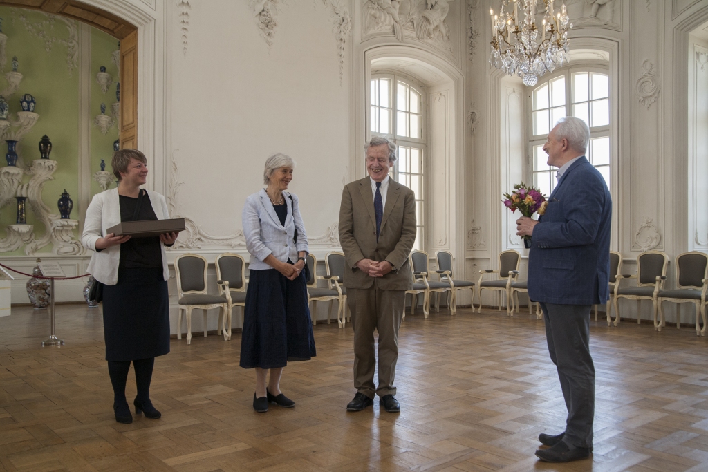 Rundāles pils muzeja kolektīvs princim dāvanā pasniedza personalizētu albumu, kurā apkopotas bildes no ciemošanās reizēm muzejā.
Autors: Publicitātes foto.