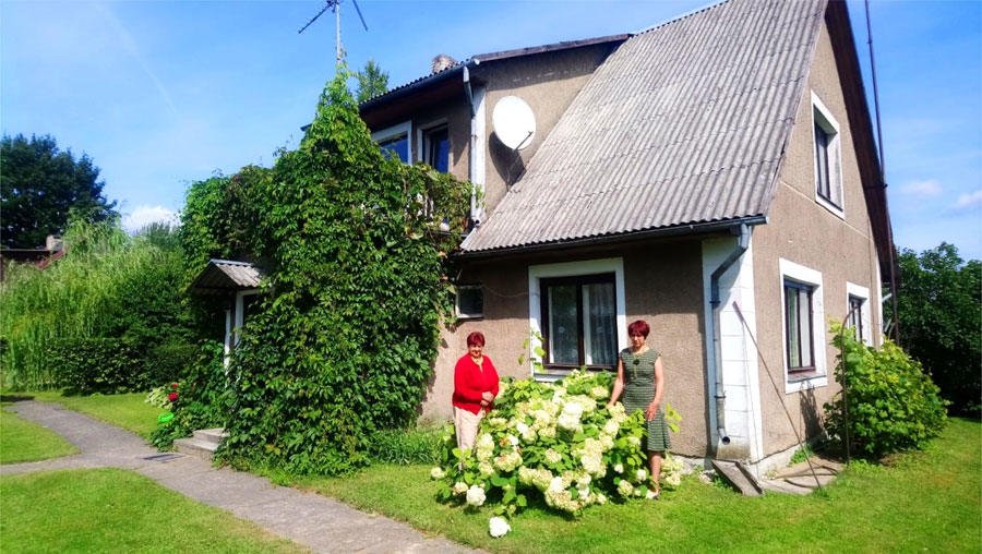 «Birzīšu» saimniece Emīlija Rupaine (no kreisās) kopā ar meitu Daigu.
Autors: Indra Vētra