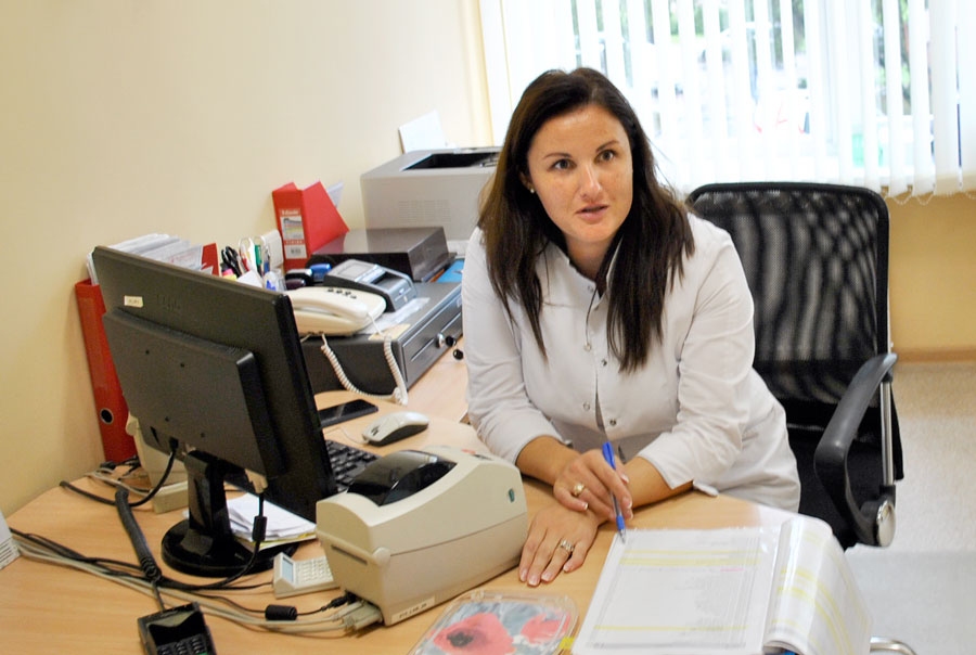 Karīna Burmistrova, Bauskas poliklīnikas laboratorijas pacientu reģistratore, medicīnas koledžas studente, atzīst, ka daudzi novērtējuši jauno pakalpojumu un atzinīgi izteikušies par iespēju nodot ērci pārbaudei tuvāk mājām, netērējot laiku un līdzekļus braukšanai uz Rīgu.
Autors: Māris Krūmiņš