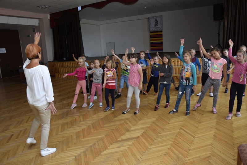 Skolotājas Lidijas Dāvides vadībā bērni apgūst ritmikas nodarbību pamatus.
Autors: Ivars Bogdanovs