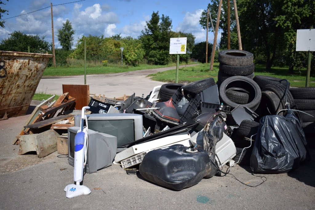 Lai gan laukuma malā ir uzraksts «Tikai
būvgružiem», jau pašlaik tur krājas gan elektroiekārtas, gan riepas.
Autors: Žanna Zālīte