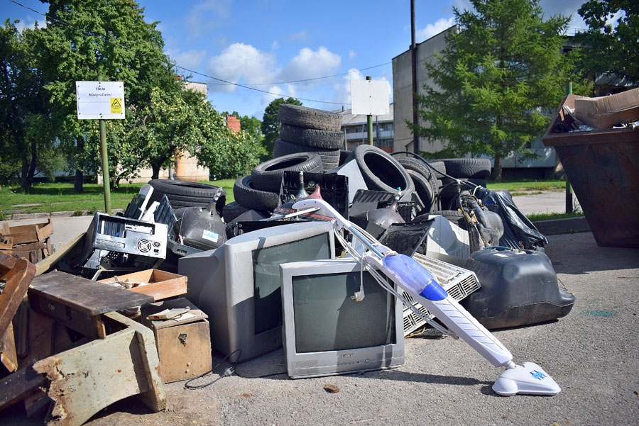 Vecumniekos nolietotās un nederīgās sadzīves elektroierīces varēs ievietot speciālā konteinerā, kas atradīsies Ceriņu ielā 17, pie SIA «Mūsu saimnieks» katlumājas. Lai gan laukuma malā ir uzraksts «Tikai būvgružiem», jau pašlaik tur krājas gan elektroiekārtas, gan riepas.
Autors: Žanna Zālīte