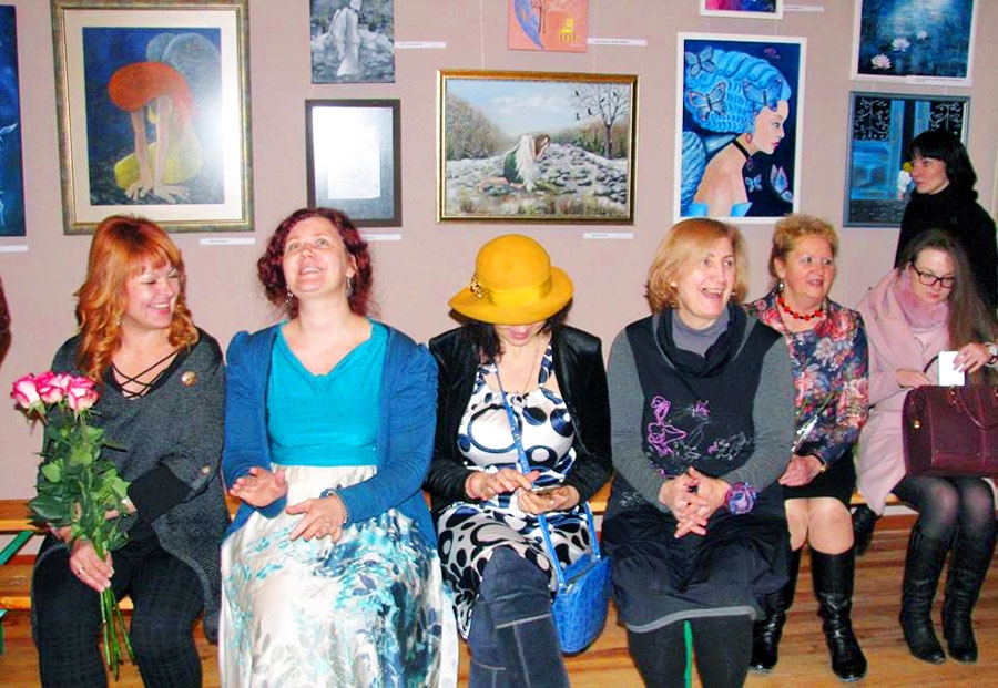 Rundālietes Laura Matilde Ikerte (otrā no kreisās), Kristīne Selane un Līga Valnere kopā ar lietuviešu kolēģēm kopīgās Eņģeļu izstādes atklāšanā 2017. gada nogalē Pakrojā.
Autors: no albuma