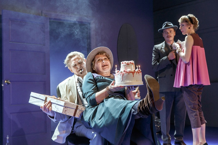 Aina no izrādes «Kaķis uz nokaitēta skārda jumta».
Autors: Publicitātes foto