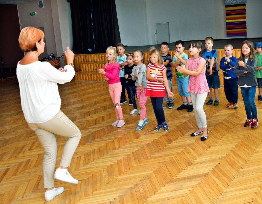Lidijas Dāvides vadībā bērni apgūst ritmikas nodarbību pamatus.
Autors: Ivars Bogdanovs