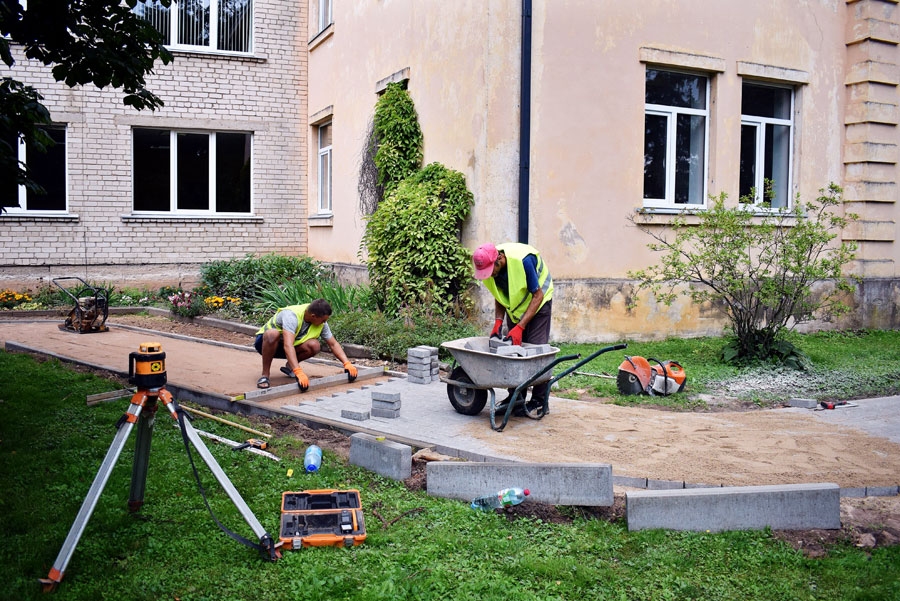 SIA «Admaster» vīri – Gvido Šterns (no labās) un Arnolds Dāboliņš – bruģē celiņu pie Vecumnieku vidusskolas.
Autors: Žanna Zālīte