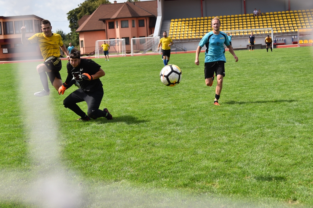 «Uzvaras» futbolisti (no kreisās) gūst vārtus spēlē ar «Sesavas» komandu.
Autors: Uldis Varnevičs