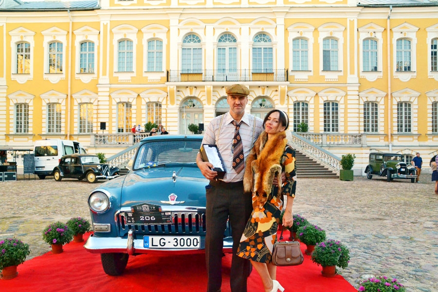 Indulis un Ilze Kažociņi un viņu «Volga» saņēma balvu «Elegantākā ekipāža».
Autors: Kaspars Kalējs