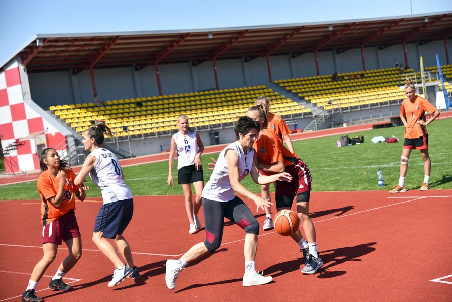 Bauskas pilsētas dāmu cīņa strītbolā pret Vecsaules pagasta komandu – izšķirošais mačs par pirmo vietu.
Autors: Uldis Varnevičs