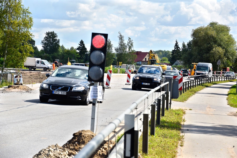 Lidlauka ielas pieslēguma izbūve A7 šosejai aizkavē satiksmi, tur ierīkots pagaidu luksofors.
Autors: Ivars Bogdanovs