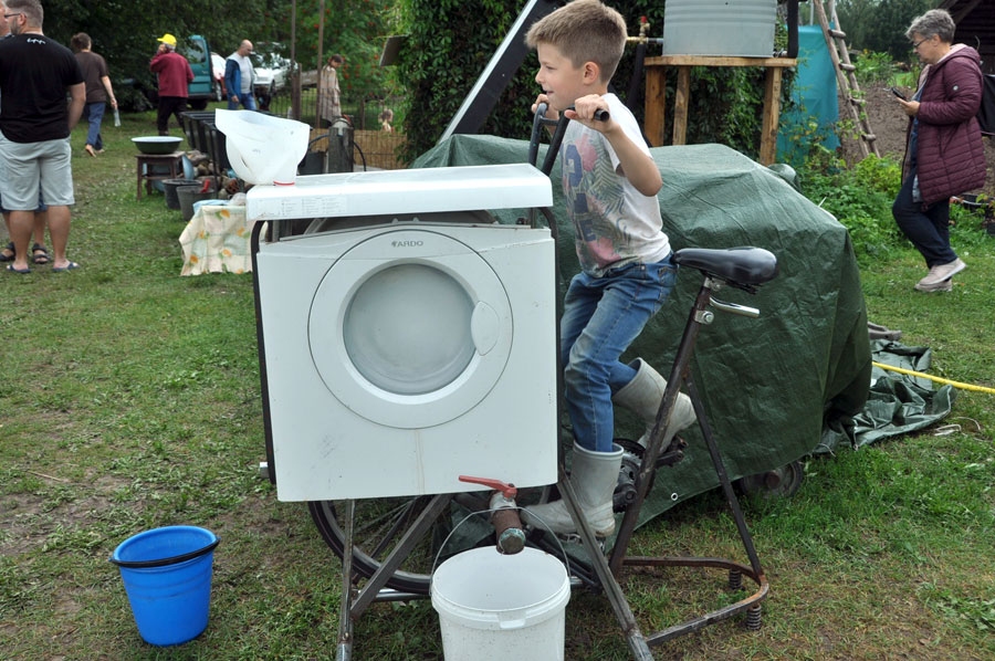 Variants, kā bez elektrības darbināt veļasmašīnu, – minot velosipēda pedāļus.
Autors: Dainis Ģelzis, «Kursas Laiks»