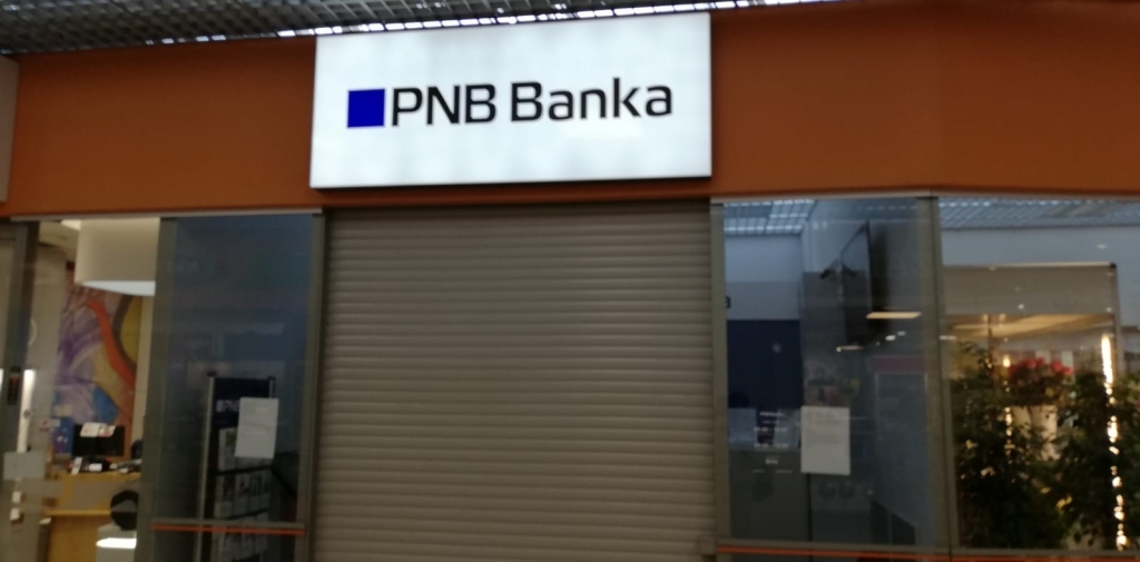 Bauskā AS “PNB Banka” filiāle, kur no šodienas jāvēršas VSAA pensiju un pabalstu saņēmējiem, atrodas Pionieru ielā 2 (lielveikala „RIMI” ēkā).
Autors: no 
