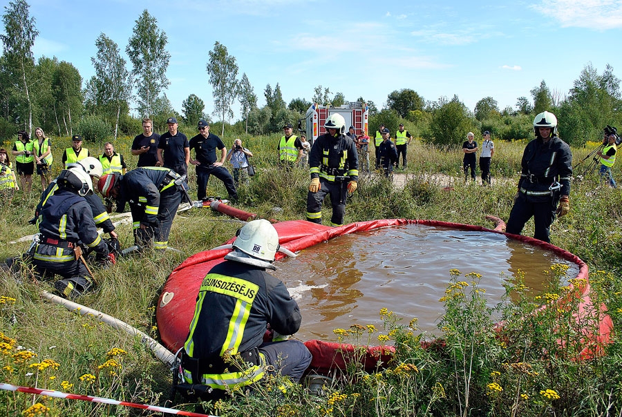 Baseins piepildīts ar vairākām tonnām ūdens; var sākties cīņa ar uguni, pēc scenārija darbojoties ar jaunajiem kvadracikliem.
Autors: Māris Krūmiņš