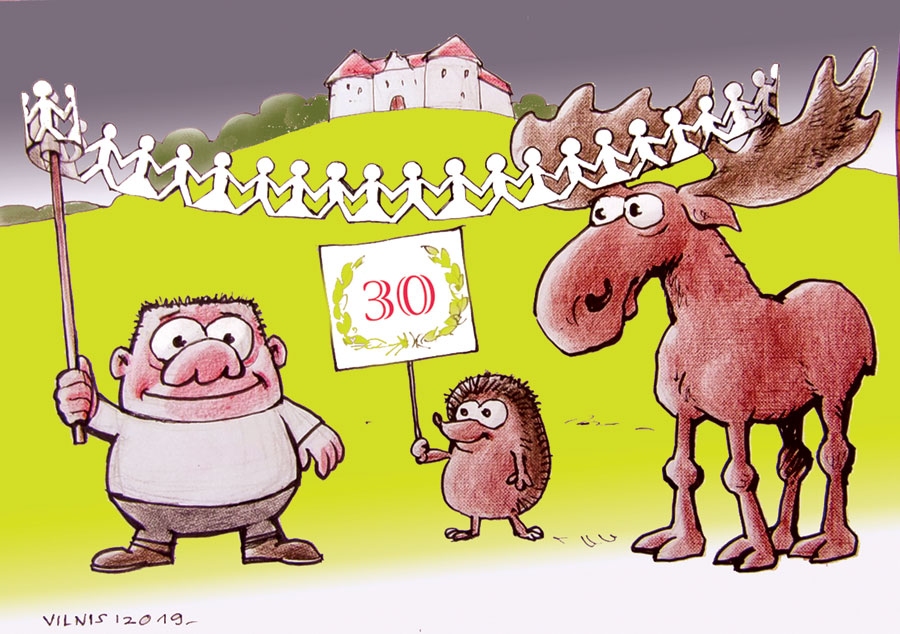 STIPRS PAMATS, DROŠA NĀKOTNE. FAKTS: pirms 30 gadiem trīs Baltijas tautas sadevās rokās brīvības ceļā Tallina–Rīga–Viļņa, apvienojoties kopīgam mērķim – Baltijas valstu neatkarības atgūšanai –, un nosodīja 1939. gada 23. augustā parakstīto slepeno Molotova-Ribentropa paktu, kurā lielvaras Staļina režīmam saplosīšanai pameta Latviju, Lietuvu un Igauniju. Pasaule neko tādu nebija pieredzējusi; 2009. gadā akcija «Baltijas ceļš» iekļauta UNESCO programmas «Pasaules atmiņa» starptautiskajā reģistrā.
Pusgadsimtu slēpts bija fakts –/ Molotova-Ribentropa noziedzīgais pakts,/ Kur varmācībai pakļautas/ Trīs brīvas Baltijas valstiņas./ No Tallinas uz Viļņu caur Rīgu/ Ar gribu un drosmi bezgalīgu/ Brīvības, dzīvības vītni vija/ Latvija, Lietuva, Igaunija./ Derētu zīme, Miķelis lēš, –/ «Cauri Bauskai ved Baltijas ceļš» –,/ Lai pāri mūžiem paaudzes nes/ Stiprākos vārdus uz pasaules./ Neslēpsim rezerves pātagas,/ Kad pašmāju āksti vērpj intrigas,/ Vēl spēkā Raiņa tālredzība – / «... mēs būsim lieli tik, cik mūsu griba»!
Autors: Zīmējums – Vilnis Bulavs, rīmes – Daina Ziemele