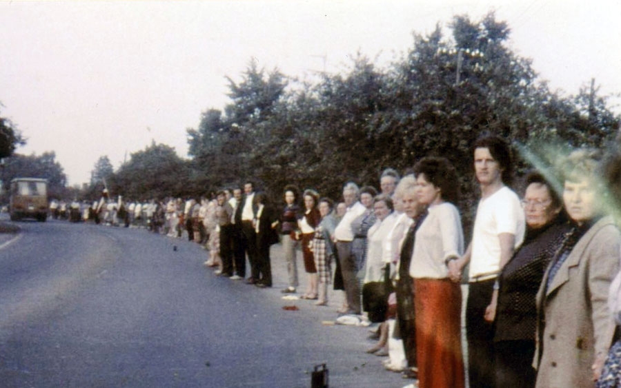 Iecavas vidusskolas skolotāji un citi iecavnieki akcijā «Baltijas ceļš». 1989. gada 23. augusts.
Autors: Foto autors – nezināms, no Iecavas vidusskolas muzeja krājuma