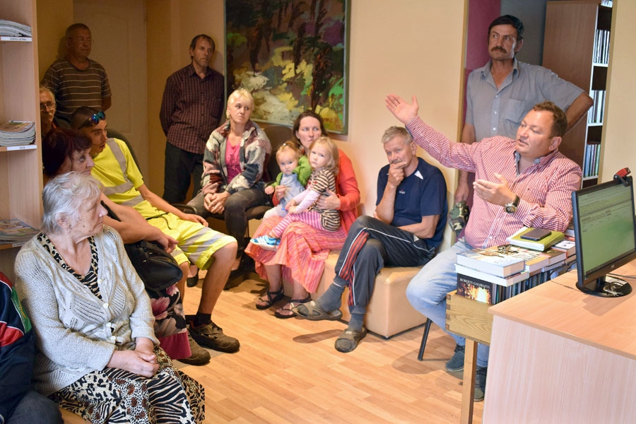 Sapulcē Umpārtes bibliotēkā pašvaldības izpilddirektores vietnieks Guntars Veismanis (pirmais no labās) iedzīvotājiem skaidroja, kādi būtu risinājumi, lai nodrošinātu apkuri.
Autors: Žanna Zālīte