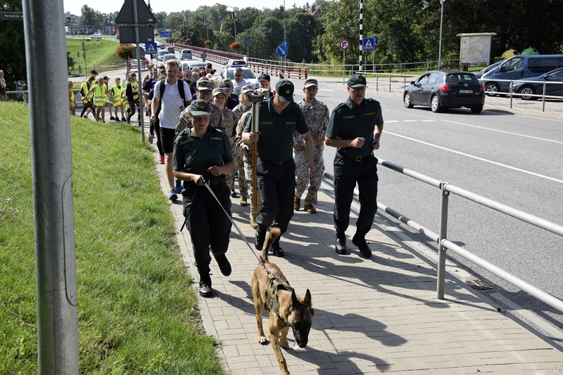 Akcijas «Baltijas ceļš» 30. gadadienas un Latvijas Robežsardzes simtgades skrējiens Bauskā ierodas pār Mūsas tiltu.
Autors: Ivars Bogdanovs