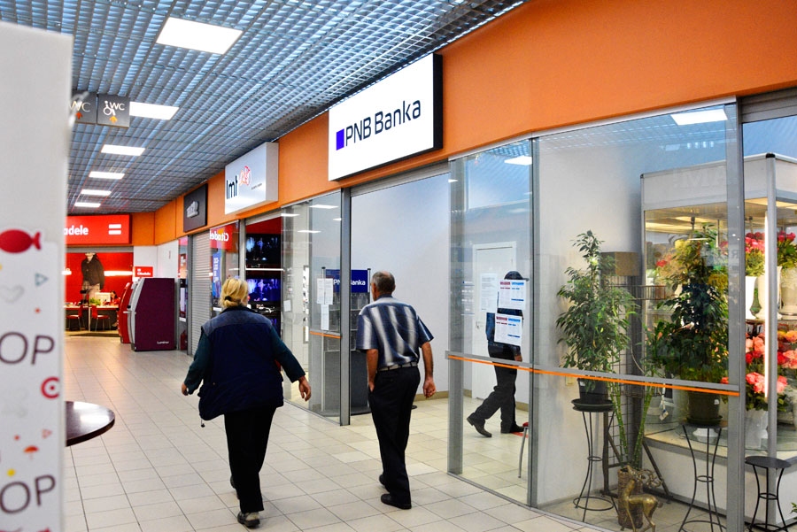 Rindu pie «PNB bankas» un bankas «Citadele» filiālēm tirdzniecības centrā «Rimi» piektdien nebija
Autors: Ivars Bogdanovs