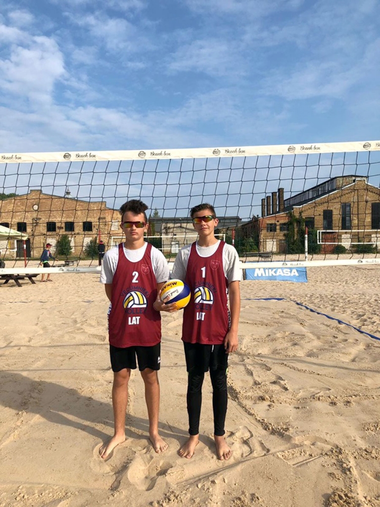 Volejbolisti Emīls Siljānis un Mārcis Stienis izcīnīja 5. vietu Latvijas jaunatnes pludmales volejbola čempionātā U15 grupā zēniem.
Autors: no Vecumnieku NDSS albuma