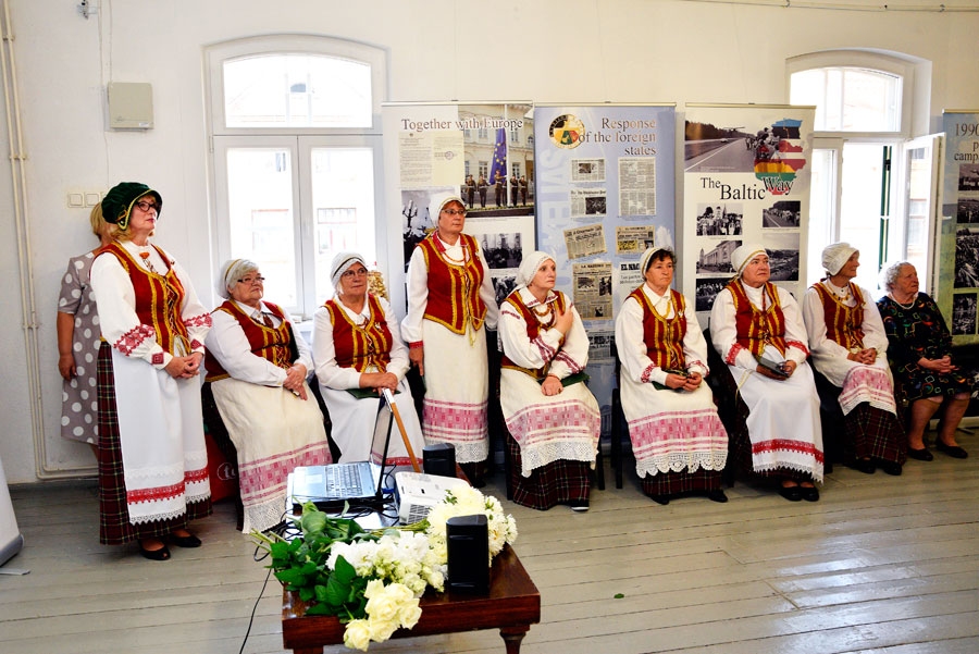 Bauskas lietuviešu kultūras biedrības «Astra» dalībnieces tautastērpos, ko sarūpēt palīdzējusi Lietuviešu kopienas Latvijā vadība.
Autors: Ivars Bogdanovs